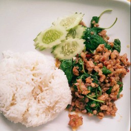 [อร่อยซ่ากับโค้ก] กะเพราหมูสับราดข้าว +  โค้ก ออริจินัล (ขวด)