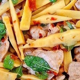 กระเพราหมูชิ้นหน่อไม้ราดข้าว