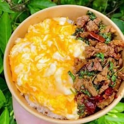 กระเพราเนื้อเสือร้องไห้ไข่ข้นราดข้าว