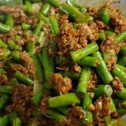 ข้าวผัดพริกแกงหมูสับ