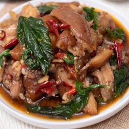 ผัดกระเพราขาหมู เป็นกับ