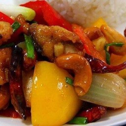 ข้าวราดไก่ผัดเม็ดมะม่วง