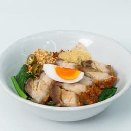 บะหมี่ยำแห้งหมูกรอบ