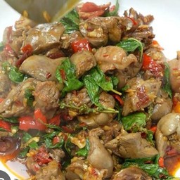 ผัดกระเพราเครื่องในไก่พริกแห้งราดข้าว