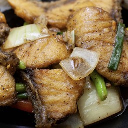 เนื้อปลากะพงผัดพริกไทยดำ