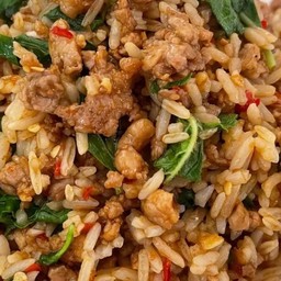 กระเพราหมูสับคลุกข้าว