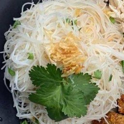 เส้นหมี่คลุกกระเทียมเจียว