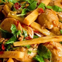 ผัดเผ็ดลูกชิ้นเนื้อราดข้าว