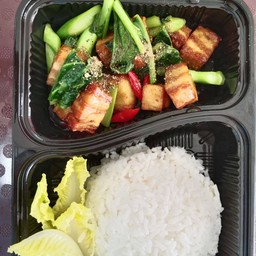 คะน้าหมูกรอบ ราดข้าวเจ