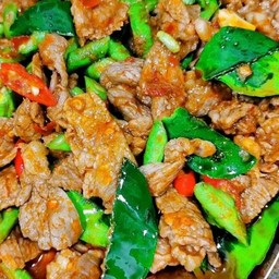 พริกแกงเนื้อราดข้าว