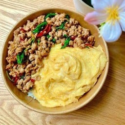 กระเพราหมูสับไข่ข้นราดข้าว
