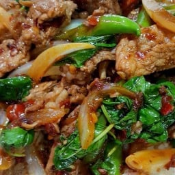 กระเพราหมูชิ้น + หอมใหญ่ราดข้าว