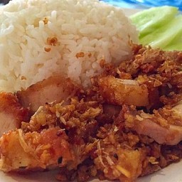 ข้าวราดหมูกรอบทอดกระเทียม