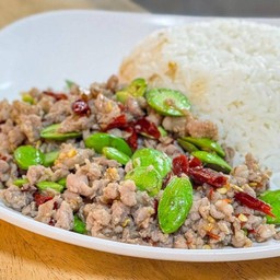 ผัดสะตอหมูสับราดข้าว