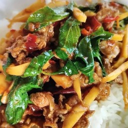 กระเพราเนื้อใส่หน่อไม้ราดข้าว