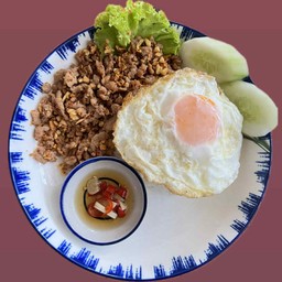 ข้าวไก่บดทอดกระเทียม แถมฟรีไข่ดาว