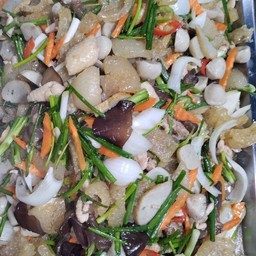 ผัดลูกชิ้นหมูสับใส่หนังหมู