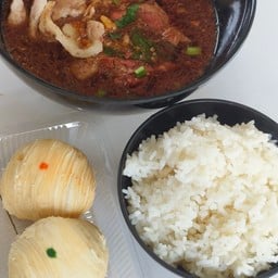 เกาเหลาหมู ข้าวเปล่า  ขนมเปี๊ยะไส้เผือก ไส้ถั่วเหลือง