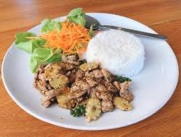 ผัดพริกไทดำไก่ราดข้าว