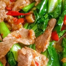 ผัดคะน้าเนื้อราดข้าว