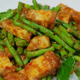 ผัดพริกแกงหมูกรอบเป็นกับข้าว