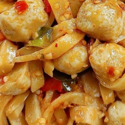 กระเพราลูกชิ้นหน่อไม้ราดข้าว