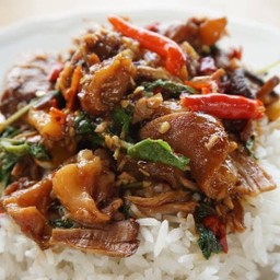 ผัดกระเพราขาหมูราดข้าว