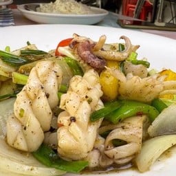 หมึกกล้วยผัดพริกไทยดำ