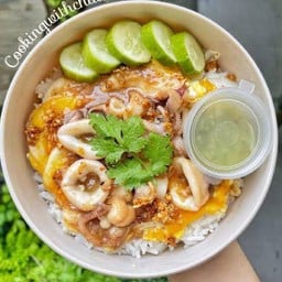 ปลาหมึกกระเทียมพริกไทยไข่ข้นราดข้าว