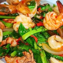 ผัดคะน้ารวมมิตรราดข้าว