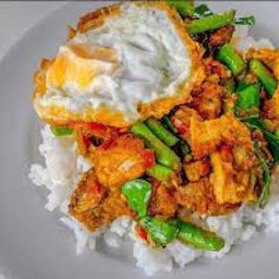 ผัดพริกแกงหมูกรอบไข่ดาวราดข้าว