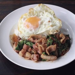 ข้าวกะเพราเบคอน