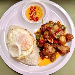 กะเพราหมูกรอบ+ไข่ดาว ราดข้าว