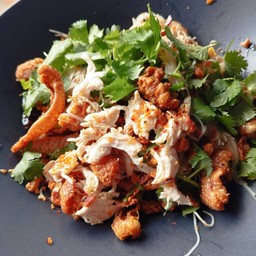 หมี่คลุกกไก่ฉีก พร้อมน้ำพริกกากไก่