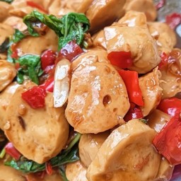 กระเพราลูกชิ้นเนื้อราดข้าว