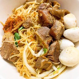 ก๋วยเตี๋ยวหมูตุ๋นแห้ง