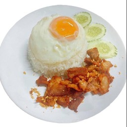 ข้าวหมูกระเทียมไข่ดาว