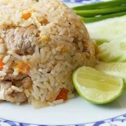 ข้าวผัดหมูกรอบ
