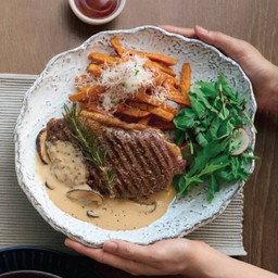 สเต็กเนื้อสันนอกออสเตรเลีย เสิร์ฟพร้อมฟรายส์มันหวาน