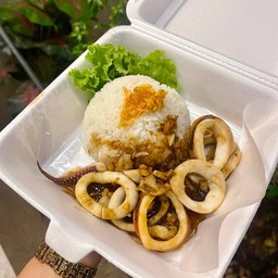 ข้าวปลาหมึกทอดกระเทียม