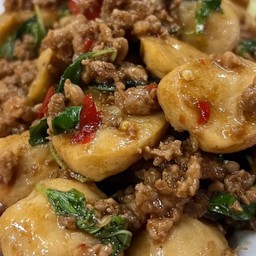 กระเพราเนื้อสับ+ลูกชิ้นเนื้อราดข้าว