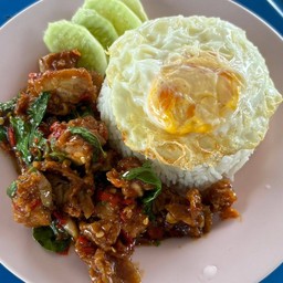 กระเพราไก่กรอบราดข้าว