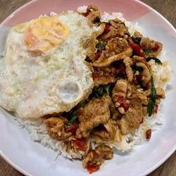 กระเพราหมูชิ้นราดข้าว