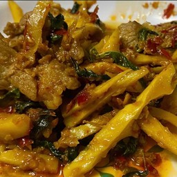 ผัดเผ็ดเนื้อราดข้าว