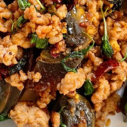 กระเพราไข่เยี่ยวม้าหมูสับราดข้าว