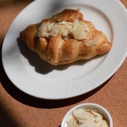 Croissant Almond Line Man