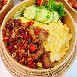 พริกเกลือหมูกรอบไข่ข้นราดข้าว