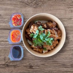 หมูกรอบน้ำจิ้มสามสหาย