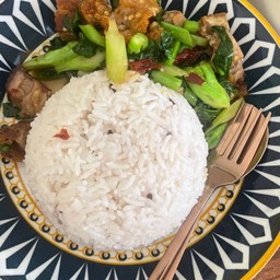 คะน้าหมูกรอบราดข้าว