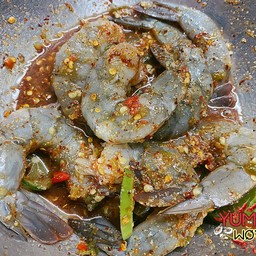 ยำกุ้งสดมะนาวข้าวคั่วปลาร้า